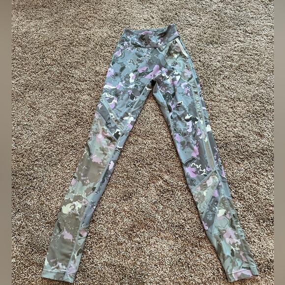 Gymshark Pants - Gymshark Women’s Size Small patterned leggings, (see waist measurements)